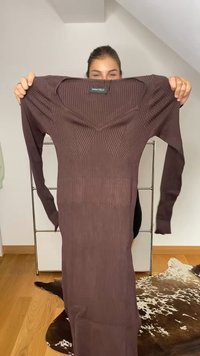 Vestido longo de mangas compridas castanho com decote em V, apresentando um padrão texturizado ao longo do corpete e das mangas. Rótulo "ANNA FIELD" visível.