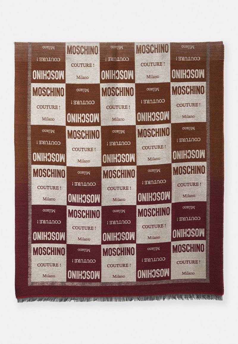Brun och burgundy mönstrad scarf med upprepat "Moschino Couture" textdesign. Avslutade kanter med fransdetaljer. Mjuk textur.