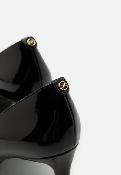 Escarpins en cuir verni noir avec un bout pointu, une finition brillante et des accents en or sur le talon. Design élégant à talon aiguille.