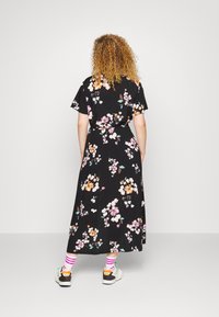 Schwarzes Blumenkleid mit kurzen Ärmeln, das bunte Blumenmuster aufweist. Das Kleid hat eine lockere Passform und reicht bis zu den Knöcheln.