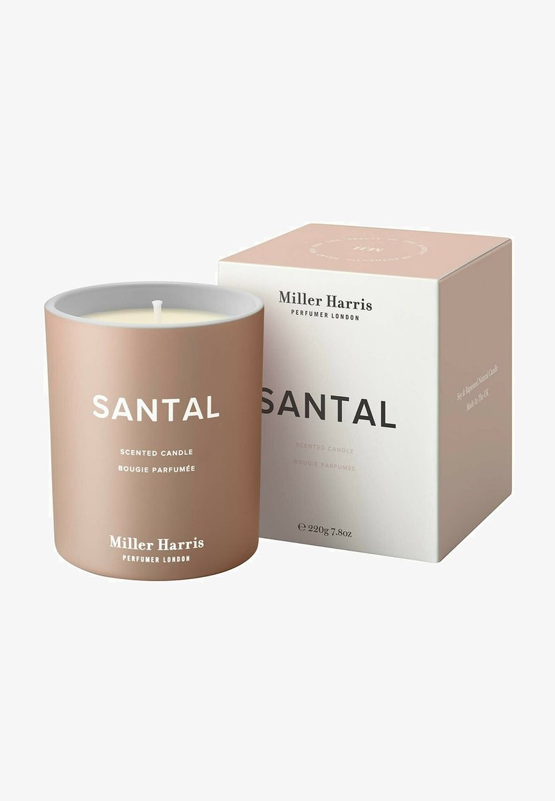 Bougie parfumée dans un contenant en céramique rose mat, étiquetée "SANTAL." Comprend une boîte blanche avec des informations de marque et de parfum. Poids de 220g.