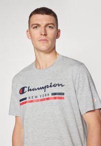 Champion CREWNECK - Camiseta estampada - grey