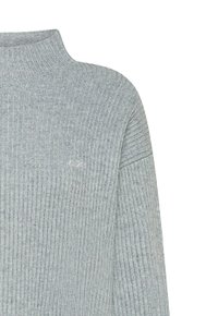 Maglione a costine grigio chiaro con collo alto e silhouette over. Presenta una delicata trama testurizzata e un design minimalista.
