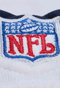 NFL-Logo-Patch mit roter und blauer Stickerei auf weißem Hintergrund, mit einem Fußballsymbol und einem Sternenmuster im oberen Bereich.