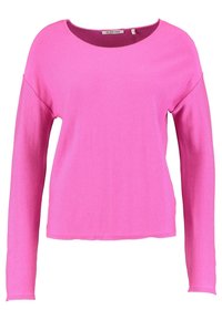 Różowy sweter z długim rękawem wykonany z prążkowanego dzianinowego materiału, z szerokim dekoltem i prostym dołem. Brak widocznych wzorów lub elementów metalowych.