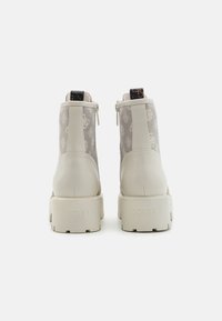 Guess Platåstøvletter - ivory