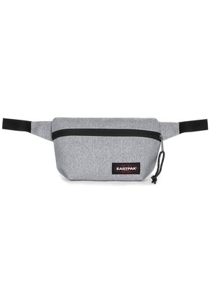 Grå tyghippovana med en zippered fack, svarta accenter, justerbara remmar och en liten Eastpak-logopatch på framsidan.