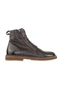 Stivaletto in pelle nera con finitura testurizzata, dotato di cerniera laterale, chiusura con lacci sulla parte anteriore e una robusta suola in gomma marrone.