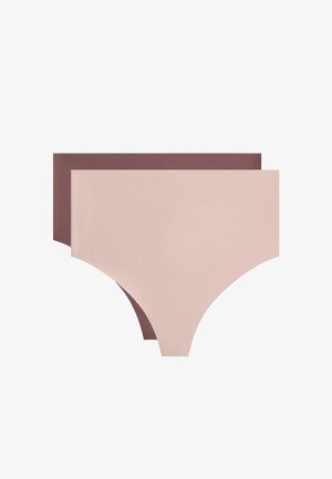 Dve bezšvové vysoký pás dámske spodné prádlo v svetloružovej a mauve farbe, vrstvené s svetloružovou navrchu, izolované na bielom pozadí.