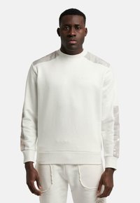 Weißer Sweatshirt mit strukturierten, glänzenden Akzenten an den Schultern und Ärmeln. Rundhals, gerippte Bündchen und Saum. Weicher Stoff mit minimaler Markenkennzeichnung.