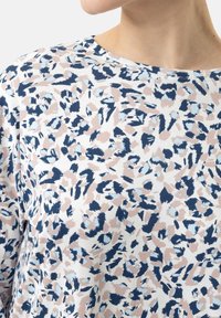 Top a stampa leopardo con scollatura rotonda. Tessuto morbido nelle tonalità di blu, rosa e bianco, caratterizzato da un motivo testurizzato a pennellate.