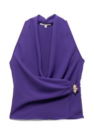 Hihaton violetti kietaisutyylinen naisten paita, jossa syvä V-kaula-aukko ja kultaisen sävyinen koristeellinen solki oikealla puolella.