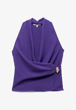 Hihaton violetti kietaisutyylinen naisten paita, jossa syvä V-kaula-aukko ja kultaisen sävyinen koristeellinen solki oikealla puolella.