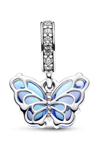 Strieborný prívesok v tvare motýľa s modrou emailovou detailou, s veľkými vyrezávanými vzormi a úchytom zdobeným žiarivým kameňom.