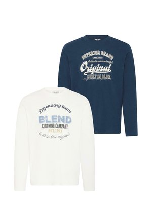 Zwei langärmelige T-Shirts: eines in Weiß mit blauem Druck, das andere in Marineblau mit weißem Druck. Beide haben einen Rundhalsausschnitt und eine weiche Baumwolltextur.