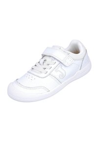 Zapatilla deportiva blanca con un exterior de cuero liso, diseño de cordones y una correa de velcro. Presenta un patrón sutil en el costado. Suela de goma.