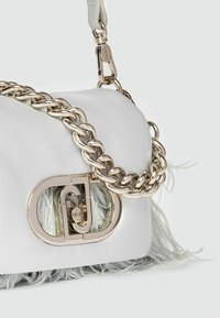 Borsa bianca con tracolla in catena metallica, dotata di una chiusura a logo lucido e inserti in pelliccia grigia nella parte inferiore. Texture liscia, design compatto.