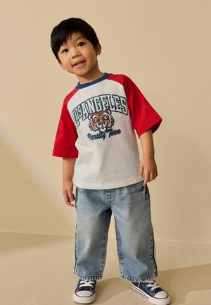 Next, REGULAR FIT - SHORT SLEEVE GRAPHIC T-SHIRT  . - Trükipildiga T-särk - white burgundy raglan varsity tiger