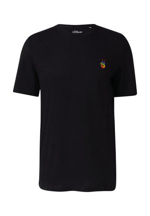 Schwarzes T-Shirt mit kurzen Ärmeln, aus leichtem Stoff, mit einem bunten gestickten Friedenssymbol auf der linken Brust.