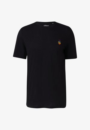Schwarzes T-Shirt mit kurzen Ärmeln, aus leichtem Stoff, mit einem bunten gestickten Friedenssymbol auf der linken Brust.