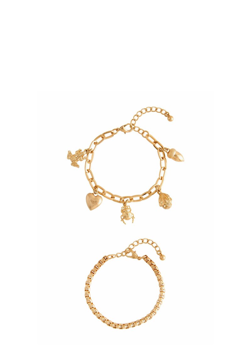 To guldringe: en med charms (hjerte, eg, frø) på en kædetråd; den anden en simpel, tekstureret kæde. Begge justerbare i størrelse.