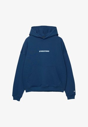 Marineblaue Kapuzenjacke aus Baumwolle, mit einer frontalen Tasche und einer Kapuze mit Kordelzug. Auf der Brust ist das Logo "STWDSTUDIO" in Weiß abgebildet.