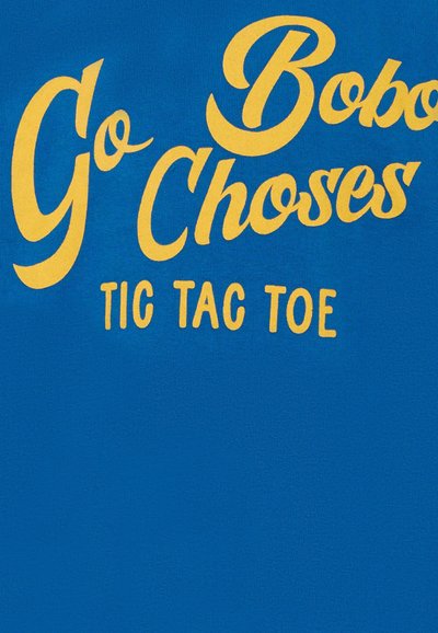 T-shirt di cotone blu caratterizzato da un audace testo giallo in un font giocoso che dice "Go Bobo Choses TIC TAC TOE." Texture liscia, design casual.
