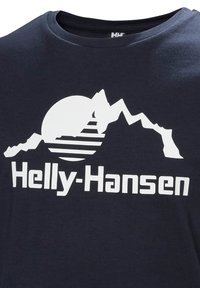Námořnická modrá tričko s bílou grafikou hory, slunce s paprsky a logem "Helly-Hansen" v tučných písmenech níže.