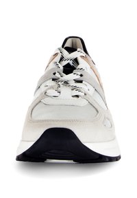 Weiß- und graue Wildledersneaker mit schwarzer Gummisohle, strukturierten Schnürsenkeln und minimalistischen Design. Verfügt über hellbraune Akzente und seitliche Ausschnitte.