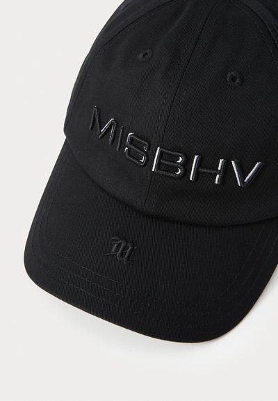 Boné preto feito de tecido texturizado com o logótipo "MISBHV" em letras em relevo na parte da frente, com um emblema bordado menor na lateral.