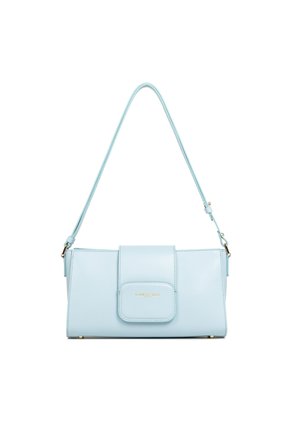 Borsa in pelle di colore azzurro chiaro con patta pieghevole, tracolla regolabile e dettagli in metallo dorato. Texture liscia, forma rettangolare.