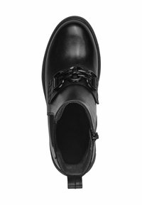 Bottine en cuir noir à bout rond, avec des détails en chaîne sur le dessus et une fermeture éclair sur le côté. Texture lisse avec une semelle en caoutchouc plate.