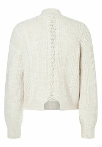 Cremfarbener Kabelstrickpullover mit hohem Kragen, der ein geflochtenes Rückendetail und gerippte Bündchen aufweist. Kurz geschnittenes Design mit einem Cutout am Saum.