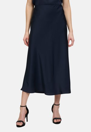 Marine satin midi nederdel med en glat tekstur, A-line form og subtil udsvajning i kanten, parret med sorte strophæle sandaler.
