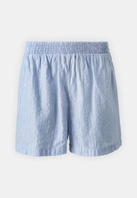 Shorts bleu clair en coton avec une taille smockée, présentant des rayures verticales et une finition légèrement texturée.