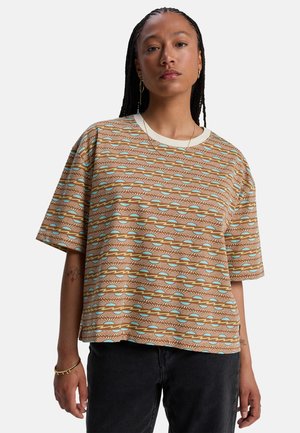 Gemustertes übergroßes T-Shirt in Braun mit türkisen und weißen geometrischen Designs. Kurze Ärmel, Rundhalsausschnitt, weiche Textur, lockere Passform.