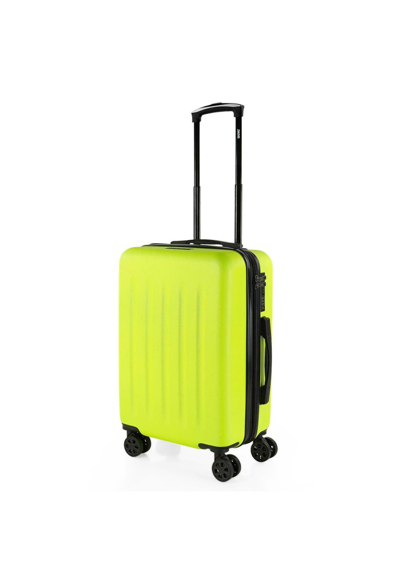 Maleta rígida de color amarillo brillante con ranuras verticales, cremallera negra y mango retráctil. Cuenta con cuatro ruedas negras para mayor movilidad.