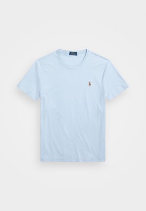 T-shirt di cotone azzurro chiaro con colletto rotondo e maniche corte. Presenta un piccolo logo ricamato sul lato sinistro del petto. Texture liscia.