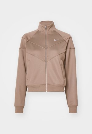 Giacca marrone con zip realizzata in tessuto liscio, dotata di un collo alto, pannelli a contrasto, tasche laterali e un piccolo logo bianco sul petto.