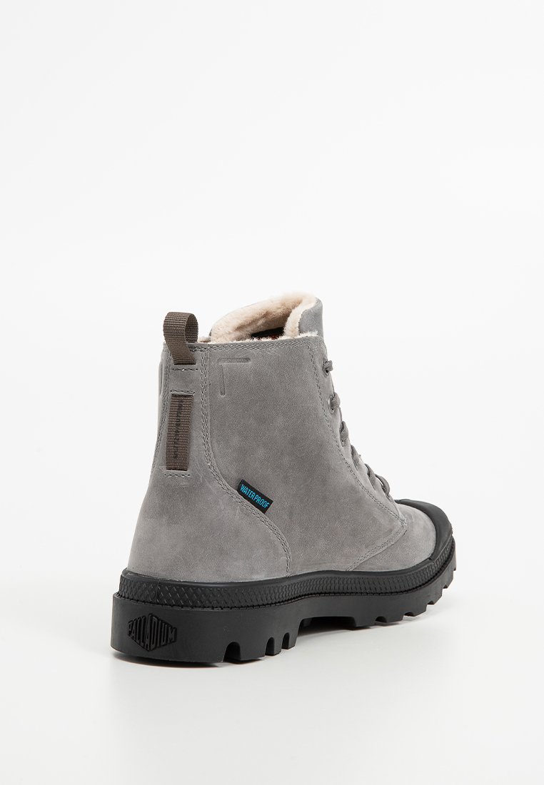 Szare zamszowe botki za kostkę z metką wodoodporną, podszewką z futra syntetycznego, teksturowaną gumową podeszwą oraz pętelką do zakupu. Posiadają sznurowany design i wysokość do kostki.