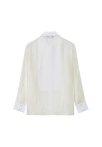 Blusa bianca a maniche lunghe in tessuto trasparente con polsini e colletto bianchi a contrasto, vista da dietro su uno sfondo bianco.