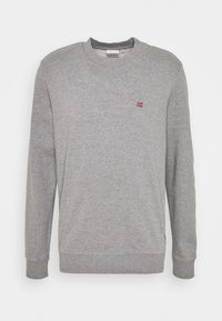 Grijze sweatshirt gemaakt van zachte katoen. Kenmerkt lange mouwen, een ronde hals en een klein rood-wit vlagembleem op de borst.
