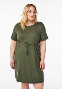 Robe olive verte à manches courtes en tissu doux avec un col rond et une taille élastique à cordon pour un ajustement réglable.