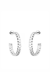 Silverhänge med flätad textur. Cirkelformad med polerad yta och säker låsning. Anmärkningsvärd detalj: intrikat mönster.