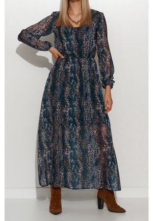 Robe longue en tissu transparent à imprimé serpent, avec des manches longues et une taille élastique. Les couleurs comprennent bleu foncé, beige et accents crème.