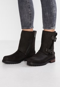 UGG Botines camperos - black