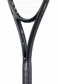 Zwarte tennisracket met een gestructureerde grip, ovale kop en snaarpatroon. Opvallende merktekens en ontwerpelementen op het frame.