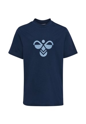 Granatowy T-shirt z krótkim rękawem z dużym, jasnoniebieskim, stylizowanym logo pszczoły na środku klatki piersiowej. Brak tła czy innych widocznych obiektów.