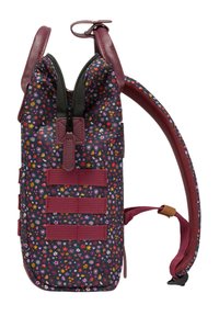 Rucksack mit floralem Muster in Dunkelblau und Burgunderrot. Aus Stoffmaterial, mit oberem Reißverschluss, gepolsterten Trägern und drei horizontalen Webbandakzenten.