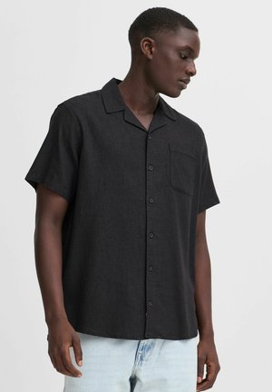 Short-sleeve black button-up shirt made of lightweight fabric. Features a chest pocket and a classic collar. Smooth texture.